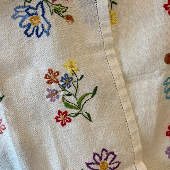 Embroidered floral linen square - Picture 9 of 10